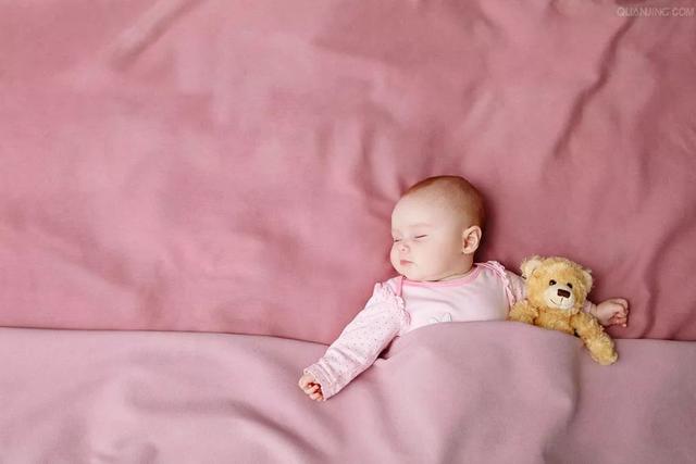 宝宝几个月能睡整夜觉，探究婴儿睡眠模式的转变与成长里程碑