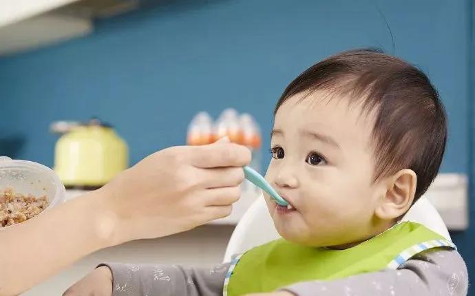 关于婴儿大便绿色的探讨，一个五个月宝宝的健康观察与理解